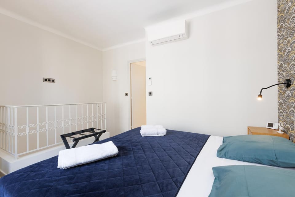 Bed, Bedroom, towels, air conditioner