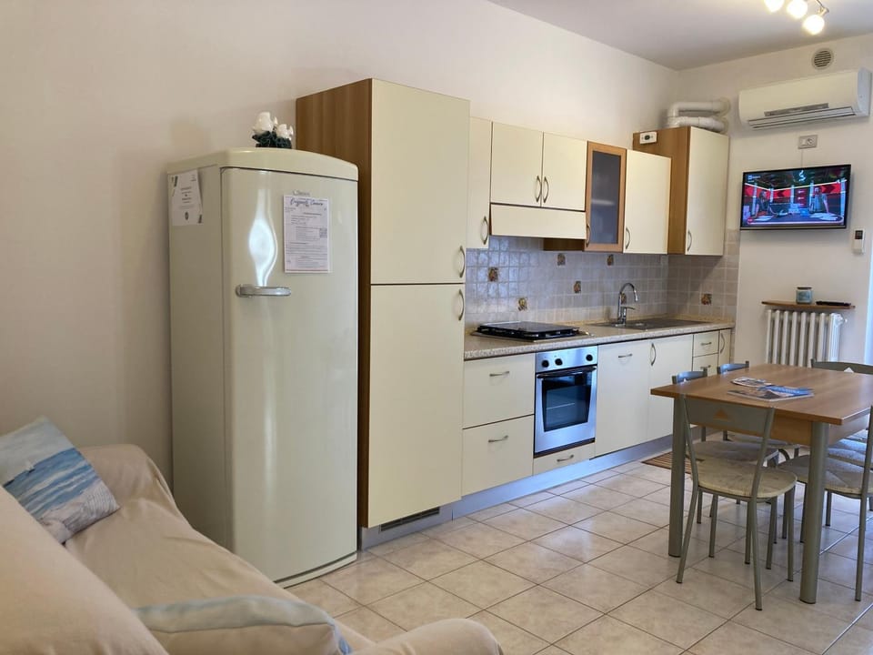 TV and multimedia, Kitchen or kitchenette, Living room, Seating area, Dining area, dishwasher, oven, stove