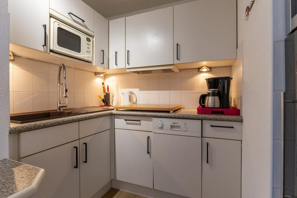 Coffee/tea facilities, dishwasher, microwave, oven, toaster, kitchen