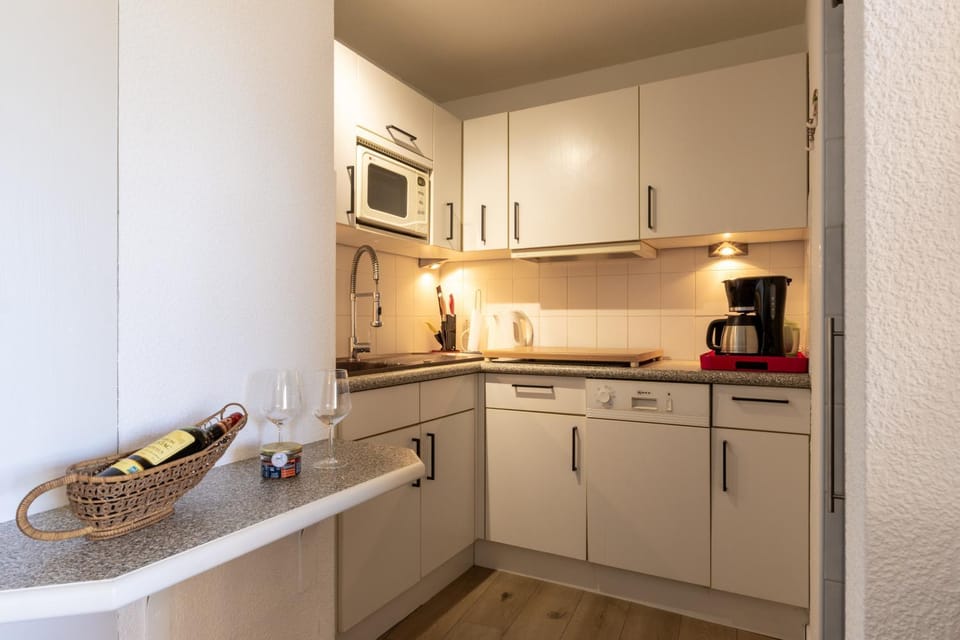 Coffee/tea facilities, dishwasher, oven, toaster, kitchen