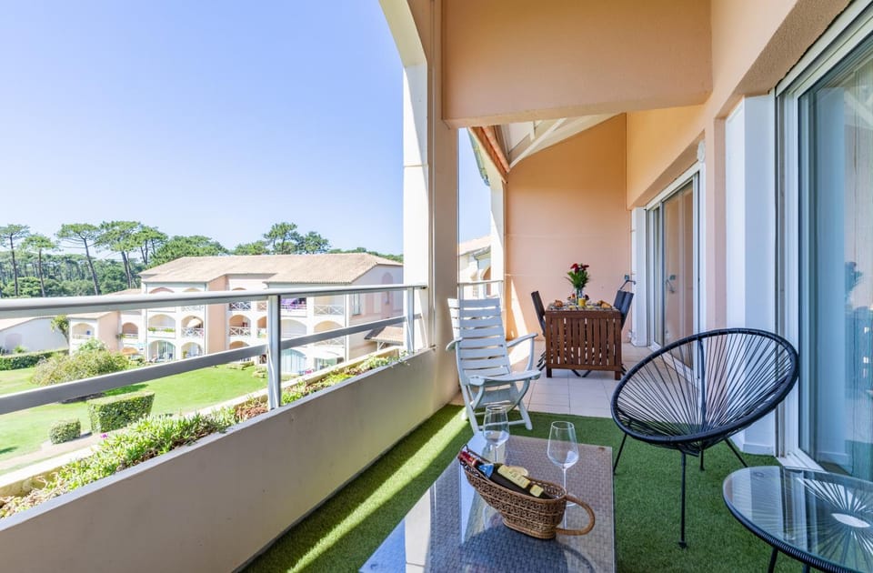 Balcony/Terrace, Dining area, Pool view