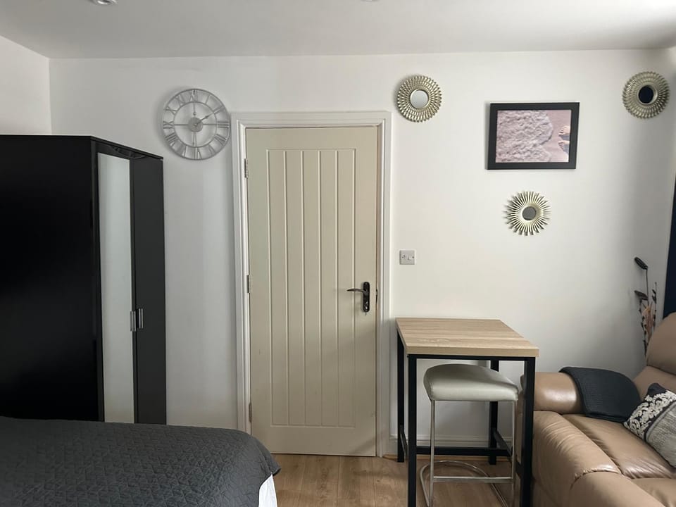 A Comfortable and Cosy Self Contained Room Bed and Breakfast in Romford