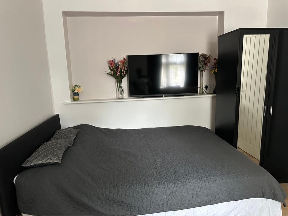 A Comfortable and Cosy Self Contained Room Bed and Breakfast in Romford