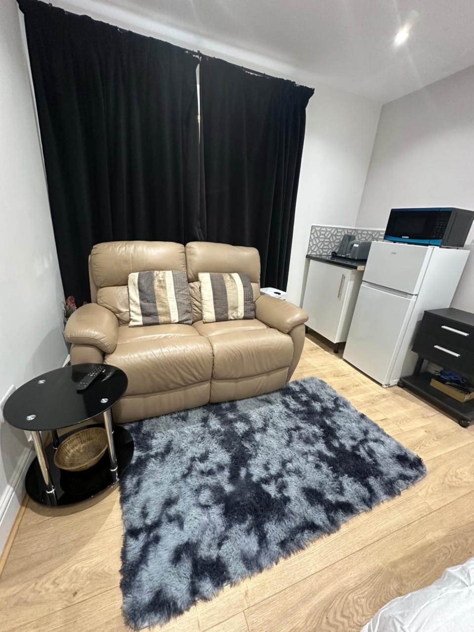 Kitchen or kitchenette, Living room, Seating area, Bedroom