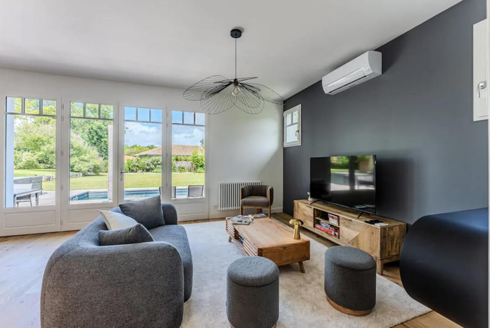Communal lounge/ TV room, Living room, Seating area