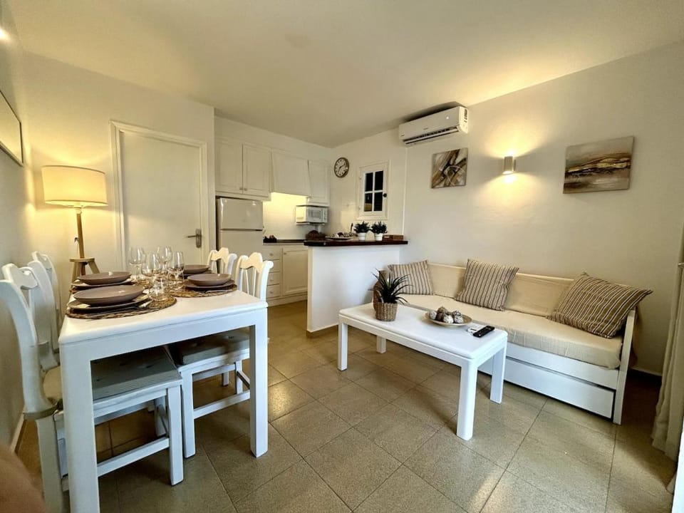 Kitchen or kitchenette, Living room, Seating area, Dining area, air conditioner