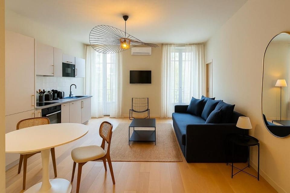 Central- walk to Massena & Beach Apartment in Nice