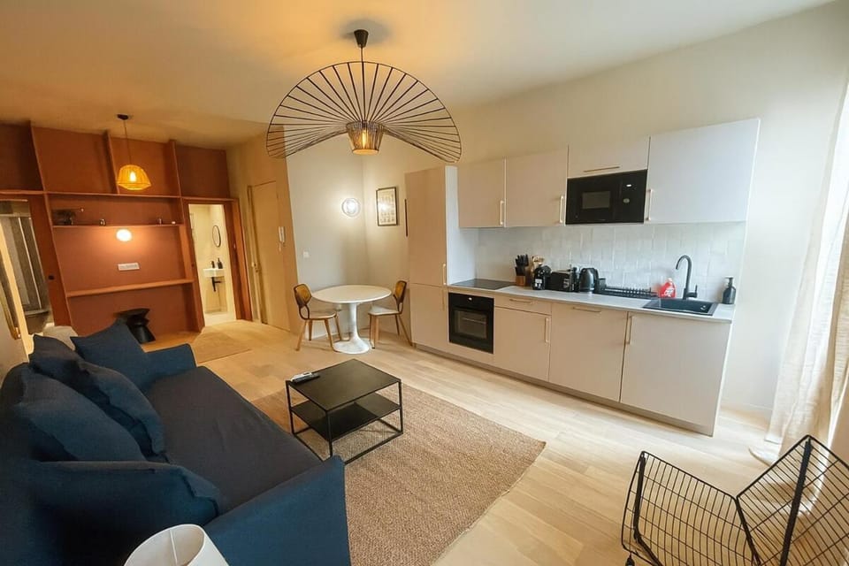 Central- walk to Massena & Beach Apartment in Nice