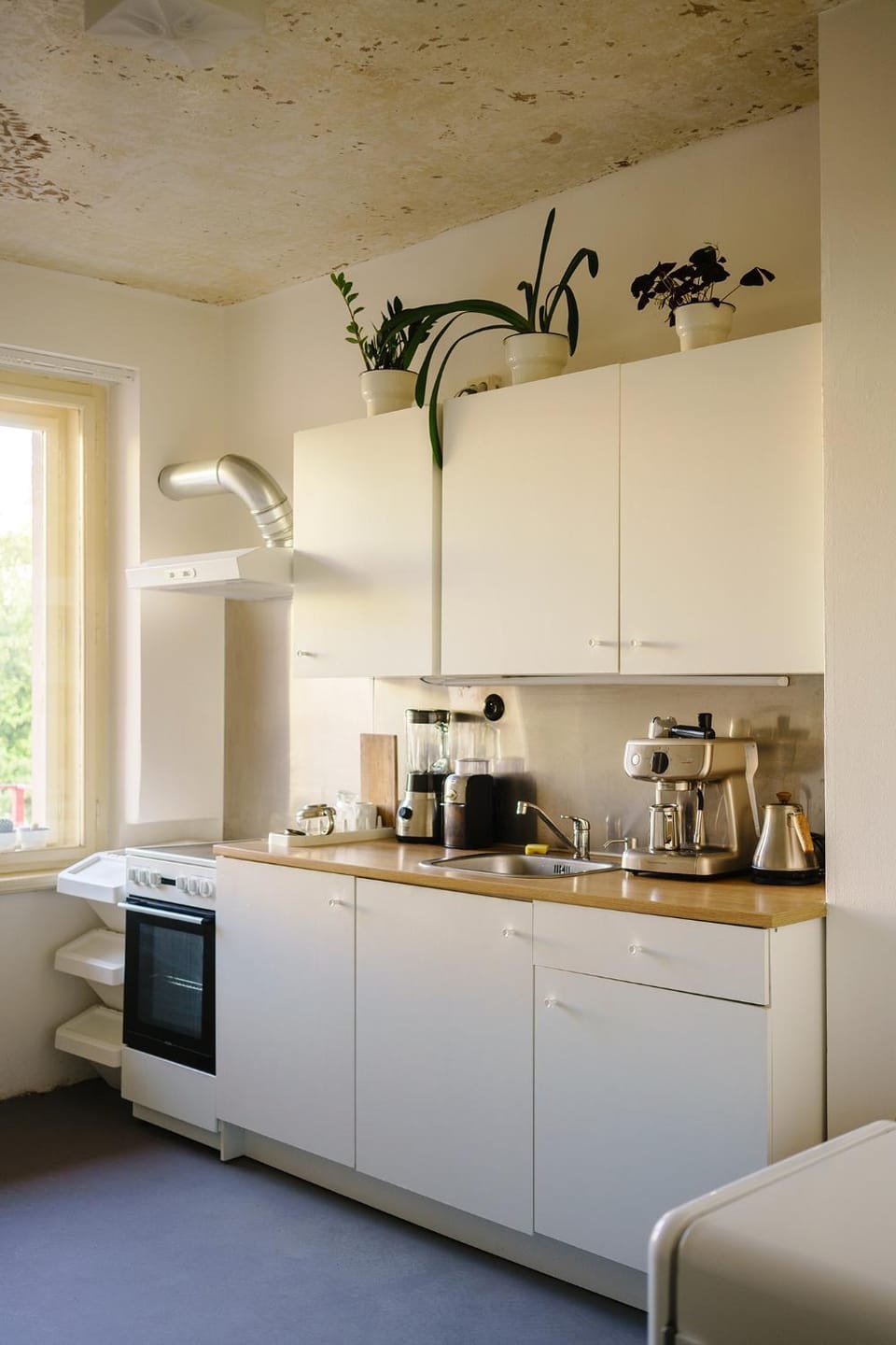 Coffee/tea facilities, oven, stove, kitchen