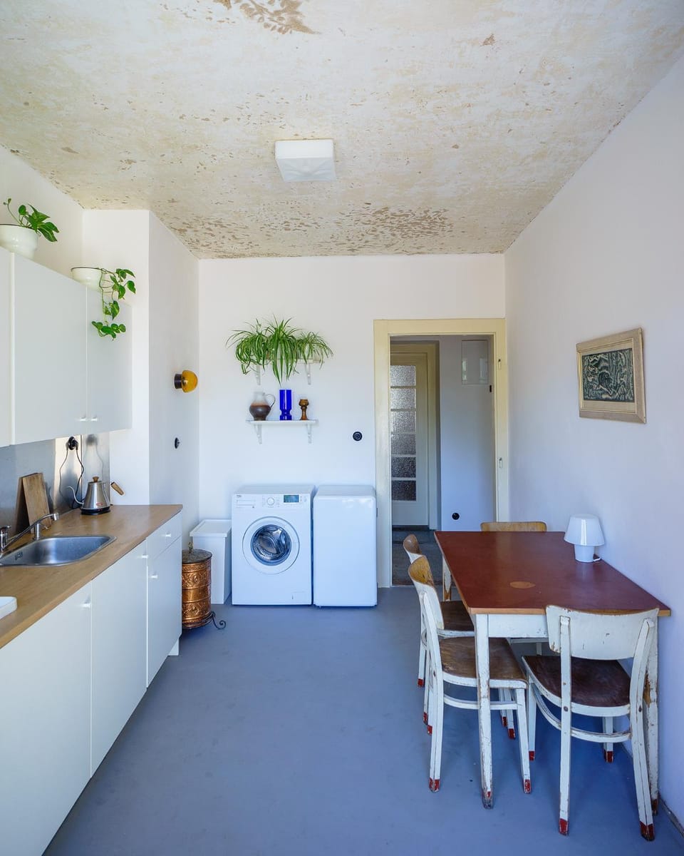 Kitchen or kitchenette, Dining area, oven, washing machine