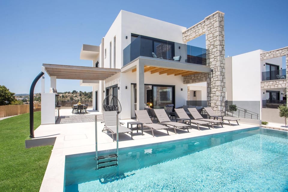 Property building, Patio, Day, Balcony/Terrace, Pool view, Swimming pool, sunbed