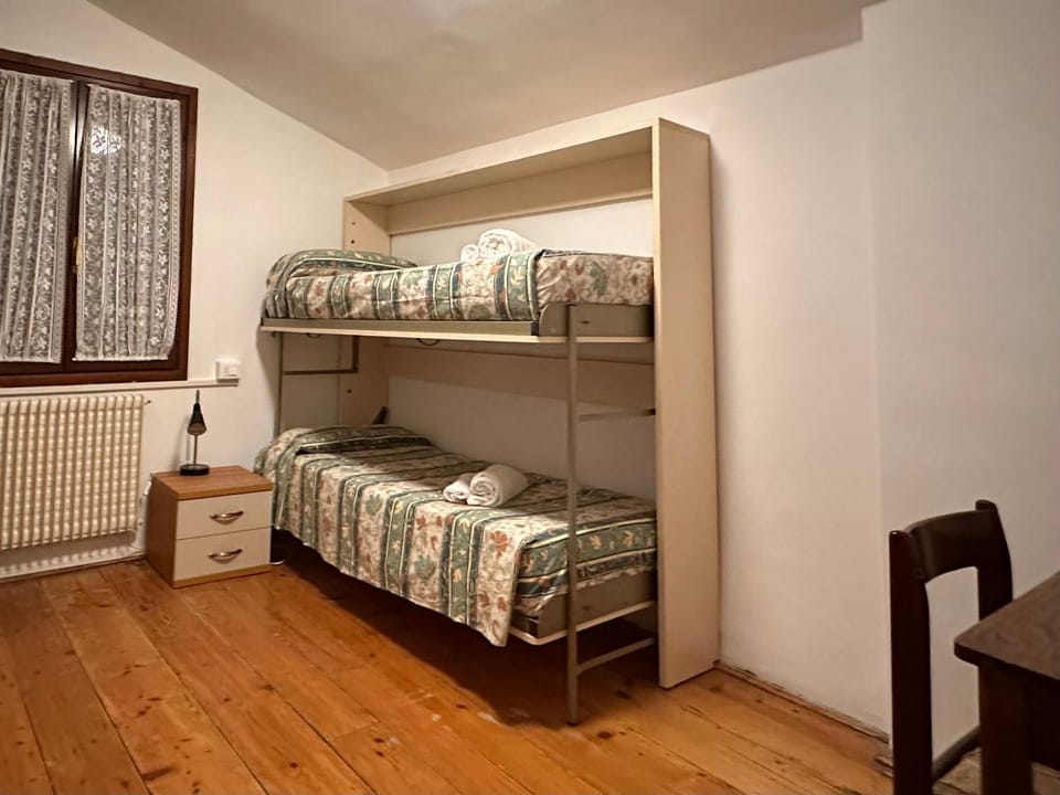 Bedroom, bunk bed, towels