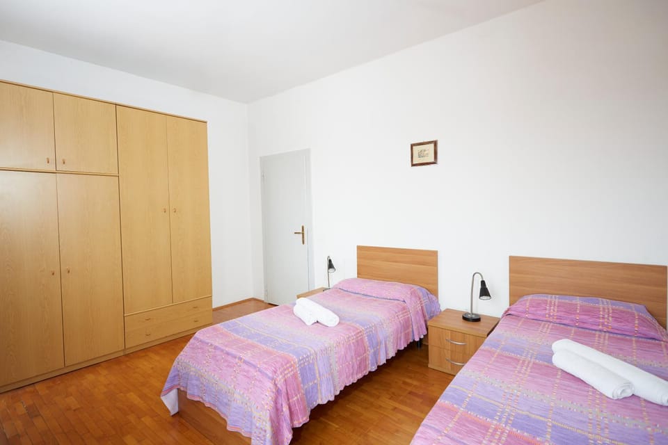 Bed, Bedroom, towels, wardrobe