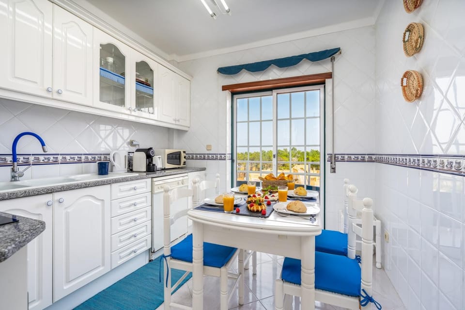 Coffee/tea facilities, Kitchen or kitchenette, Dining area, dishwasher, stove, toaster