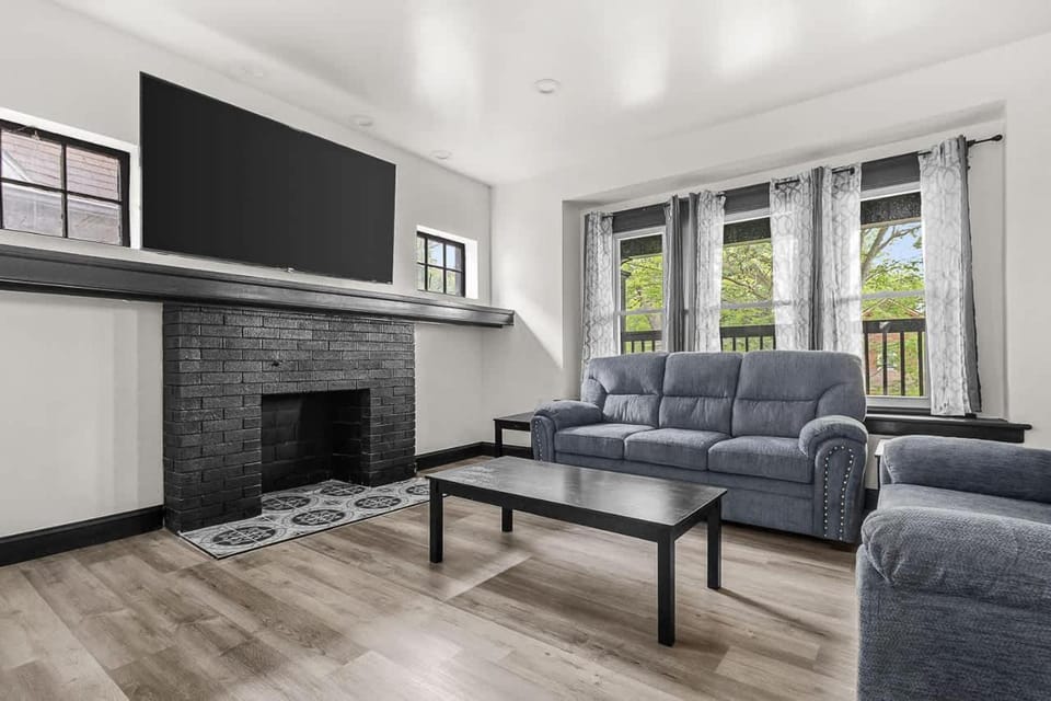 Spacious 8-bedroom home in Niagara Falls Perfect for groups House in Niagara Falls