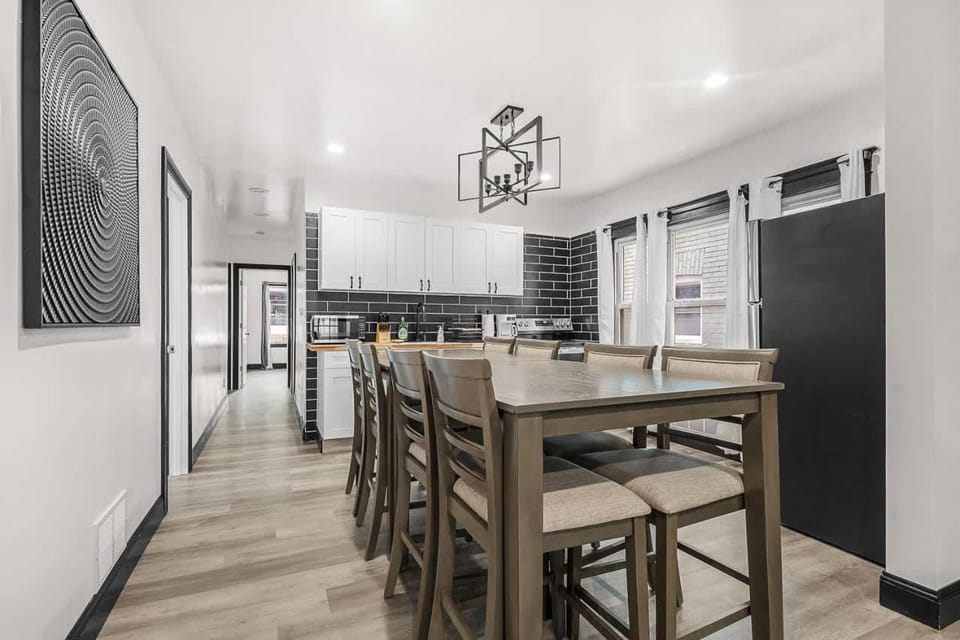 Spacious 8-bedroom home in Niagara Falls Perfect for groups House in Niagara Falls