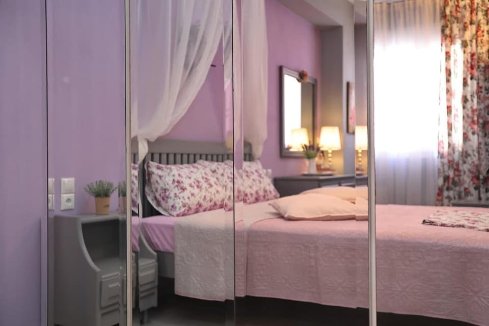 Fouxia-Yellow Apartment in Skopelos