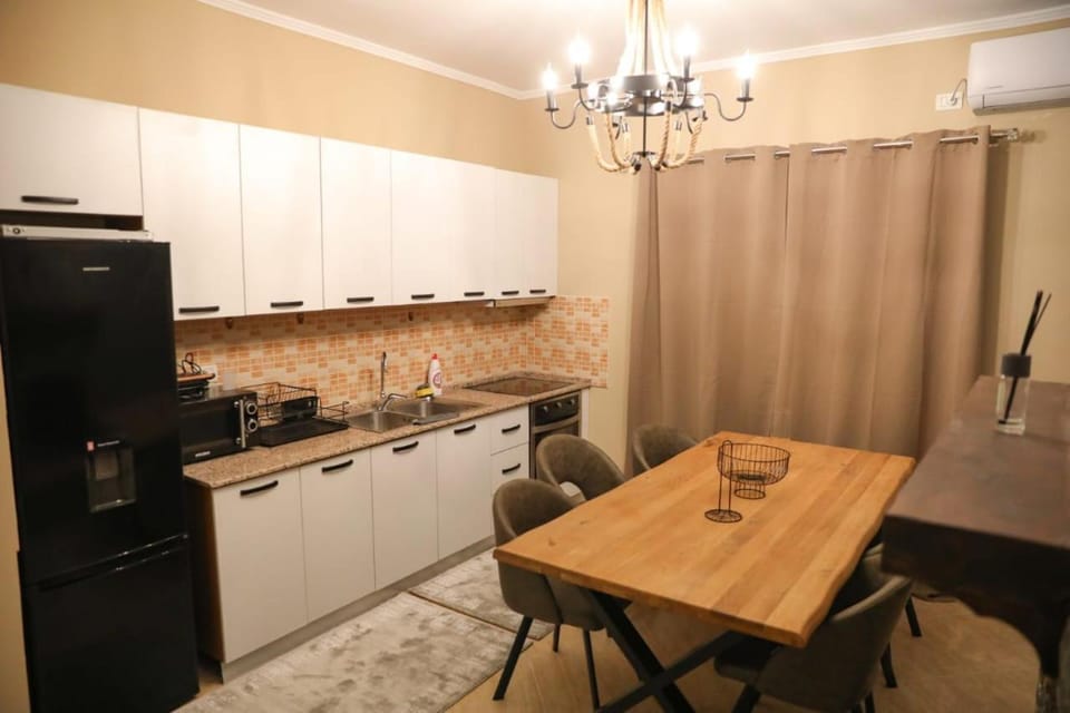Kitchen or kitchenette, Dining area, dishwasher, minibar, oven
