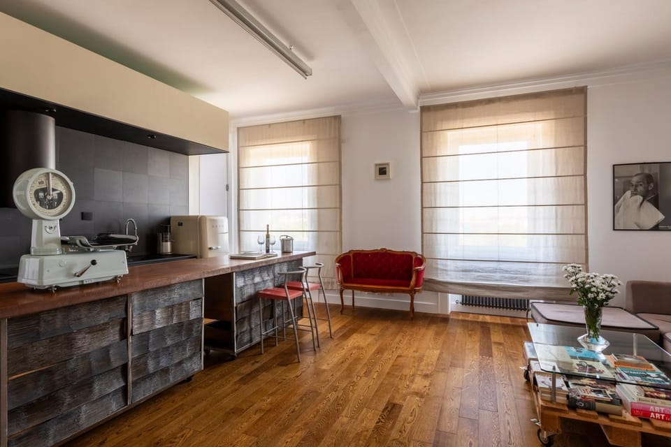 Kitchen or kitchenette, Seating area, Dining area
