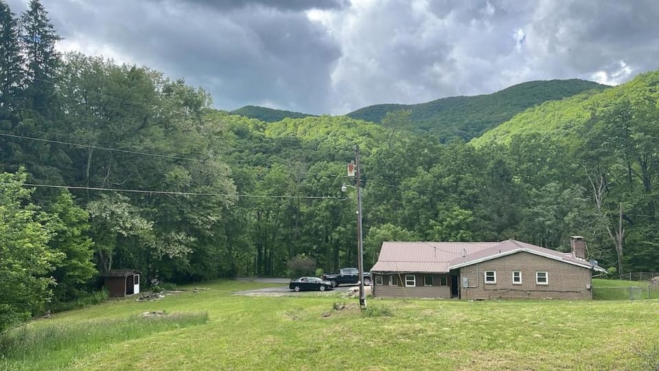 Property building, Spring, Day, Neighbourhood, Natural landscape, Mountain view, Parking