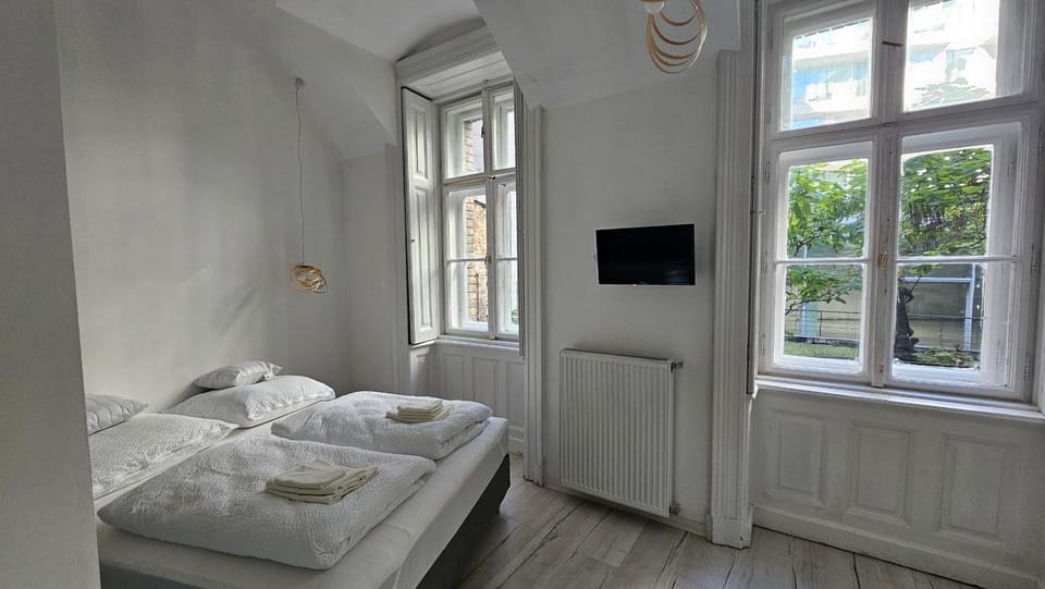 Bed, TV and multimedia, Photo of the whole room, Bedroom, towels
