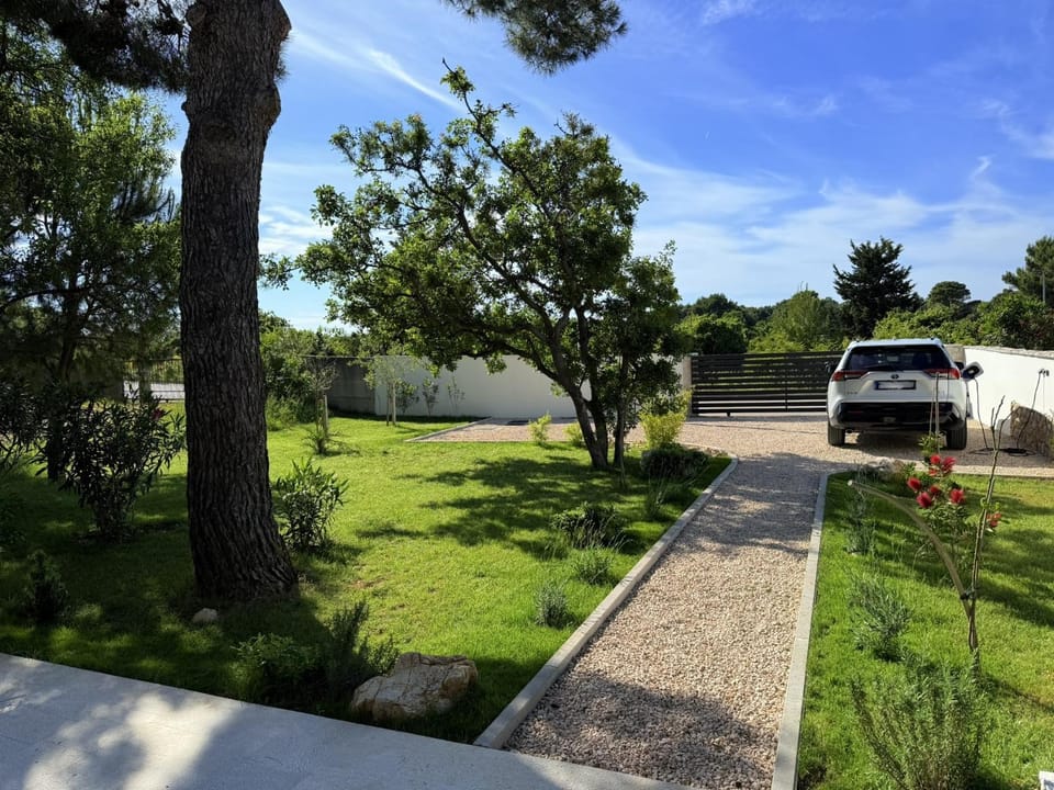 Garden, Parking