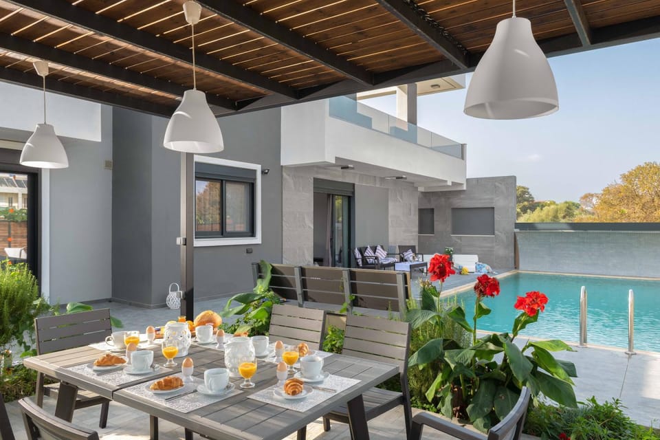 Property building, Patio, Day, Garden, Balcony/Terrace, Seating area, Dining area, Garden view, Pool view, Swimming pool, sunbed