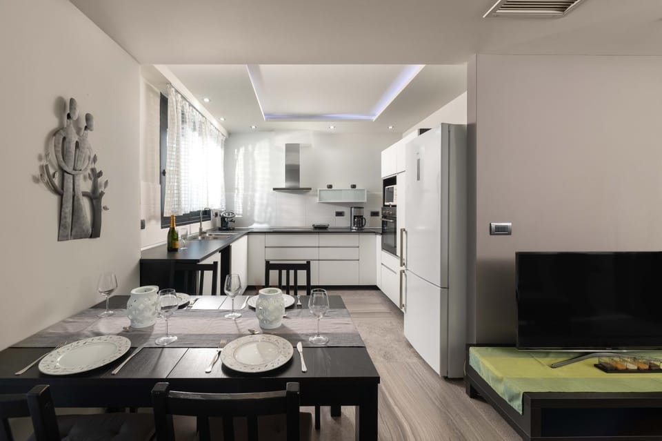 TV and multimedia, Kitchen or kitchenette, Living room, Seating area, Dining area, oven, stove