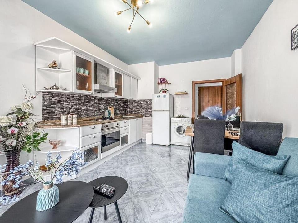 Kitchen or kitchenette, Living room, Seating area, Dining area, minibar, oven, stove