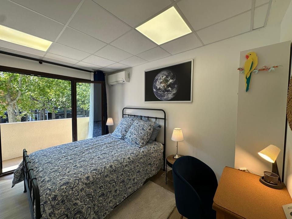 Bed, Photo of the whole room, Seating area, Bedroom