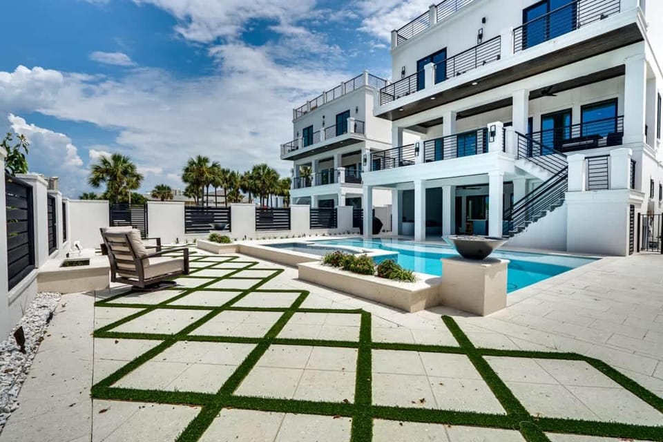 Property building, Patio, Day, View (from property/room), Balcony/Terrace, Pool view, Swimming pool, sunbed