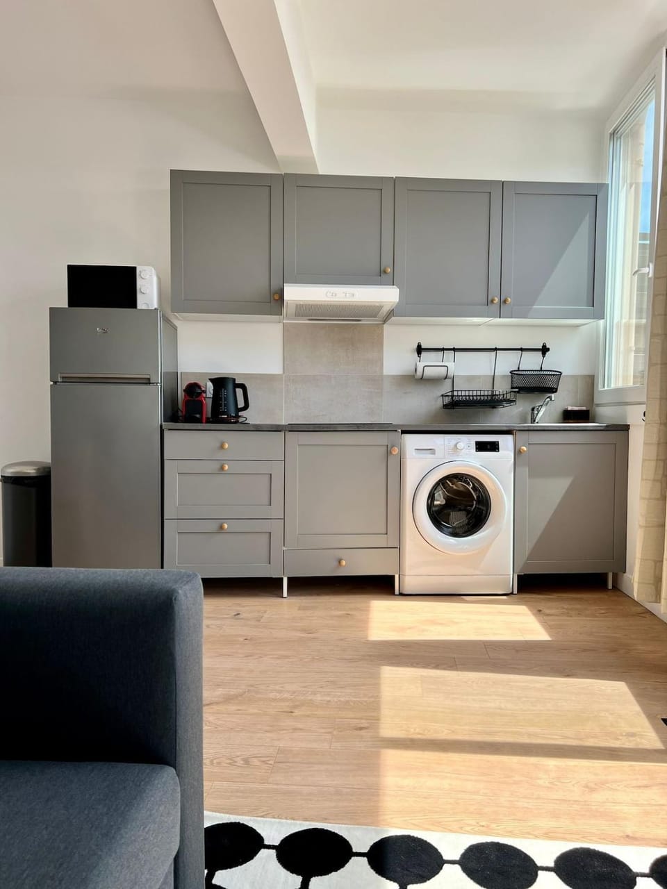 Kitchen or kitchenette, stove, washing machine