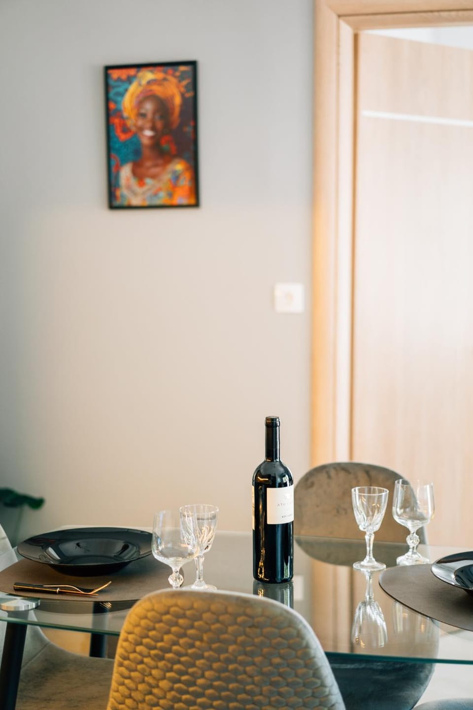 Living room, Food and drinks, Decorative detail, Seating area, Dining area
