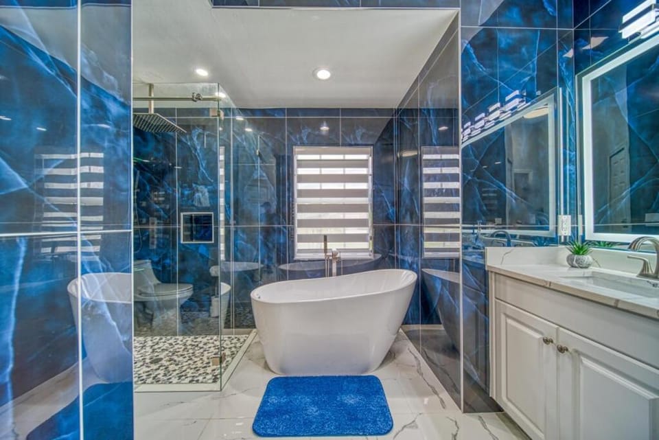 The Salty Stay - Heated Pool House in Cape Coral