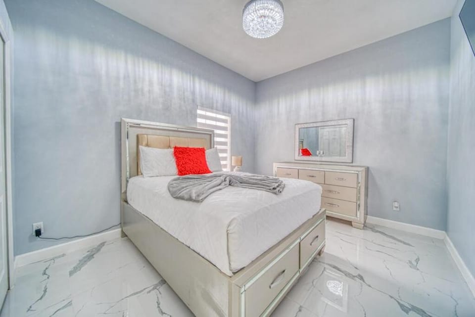 The Salty Stay - Heated Pool House in Cape Coral