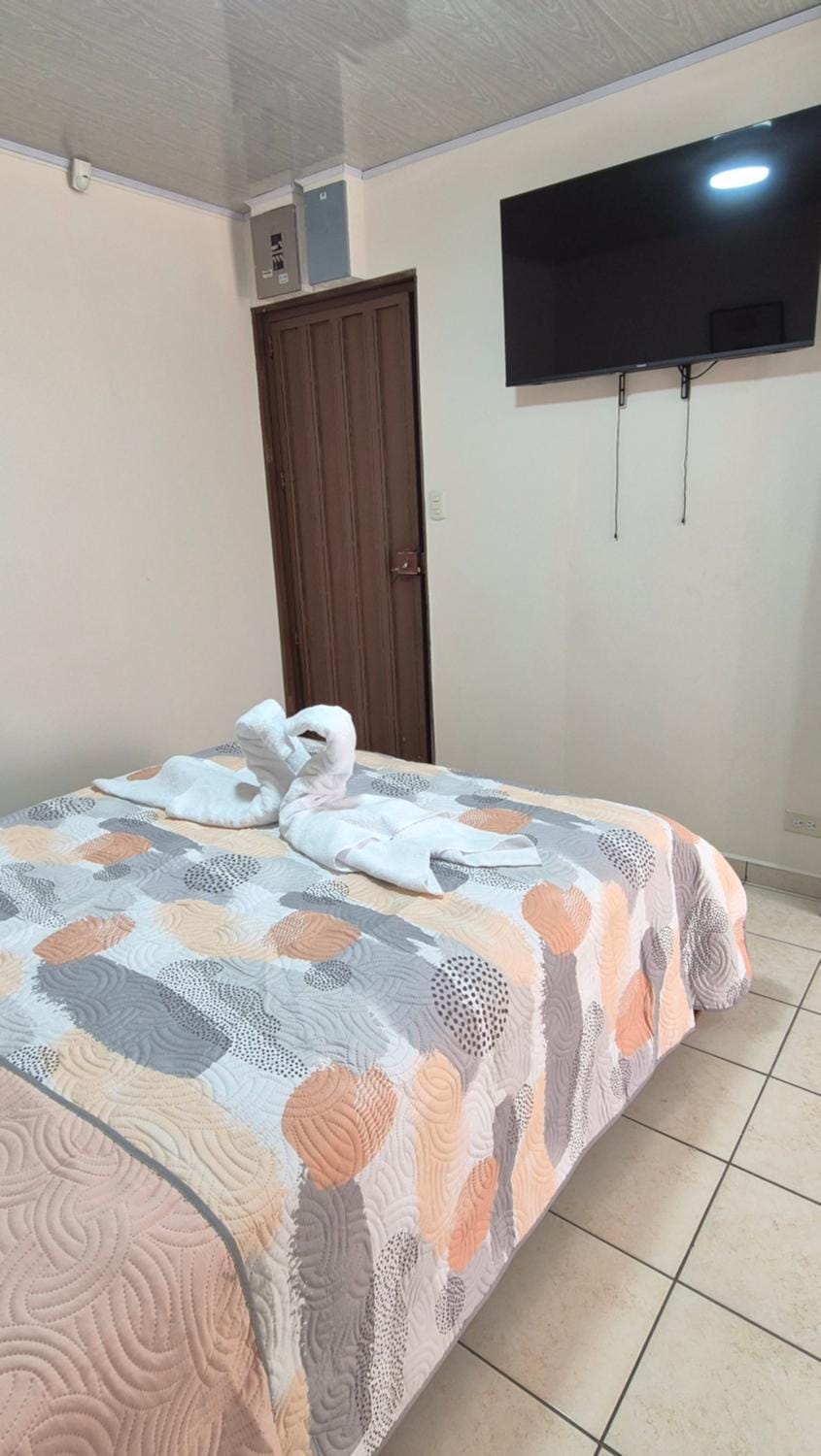 Bed, TV and multimedia, Photo of the whole room, Bedroom, towels