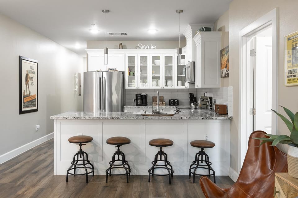 Kitchen or kitchenette, minibar