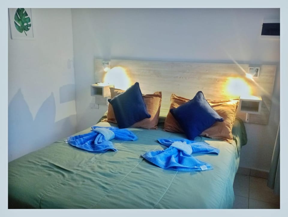 Bed, Photo of the whole room, Bedroom, room service, towels
