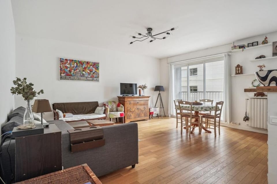 Nice and bright flat near Eiffel Tower Apartment in Paris