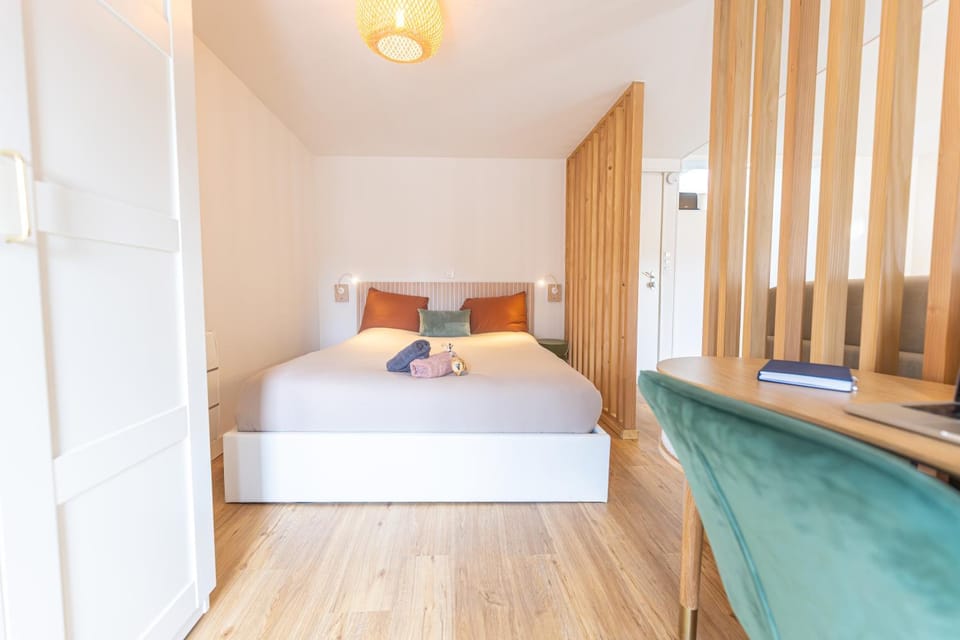 Bed, Photo of the whole room, Bedroom