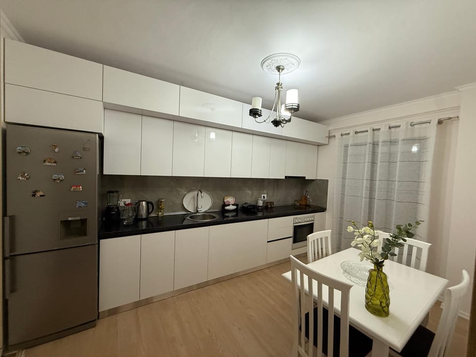 Coffee/tea facilities, Kitchen or kitchenette, Dining area, stove