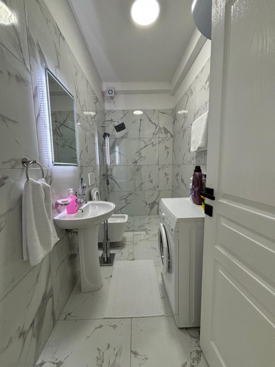 Shower, Toilet, Bathroom, towels, washing machine