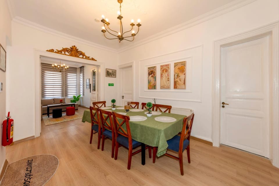 Seating area, Dining area