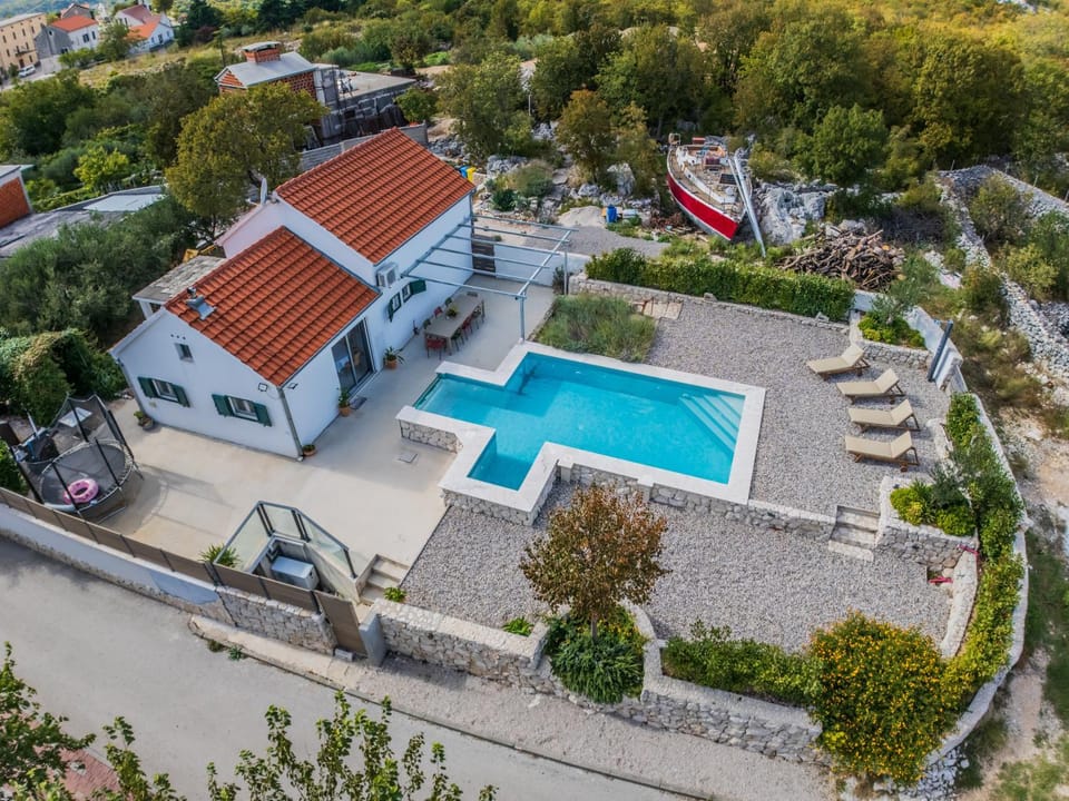 Shower, Property building, Restaurant/places to eat, Facade/entrance, Bird's eye view, BBQ facilities, Children play ground, Garden, Garden view, Street view, Swimming pool, Swimming pool, towels