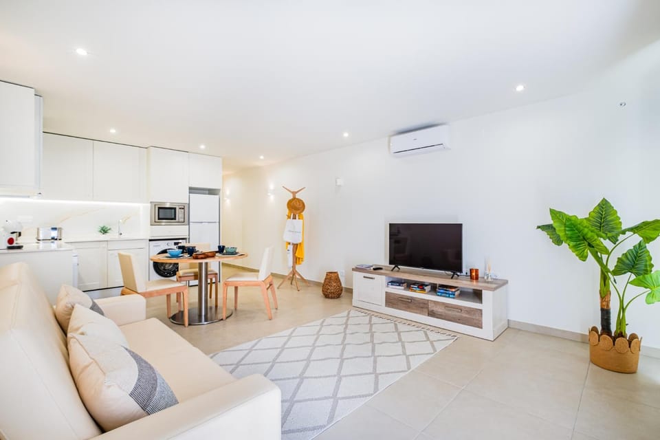 TV and multimedia, Living room, Seating area, Dining area, air conditioner