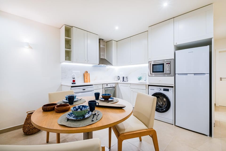 Coffee/tea facilities, Kitchen or kitchenette, Dining area, Food, dishwasher, oven, stove, toaster, washing machine