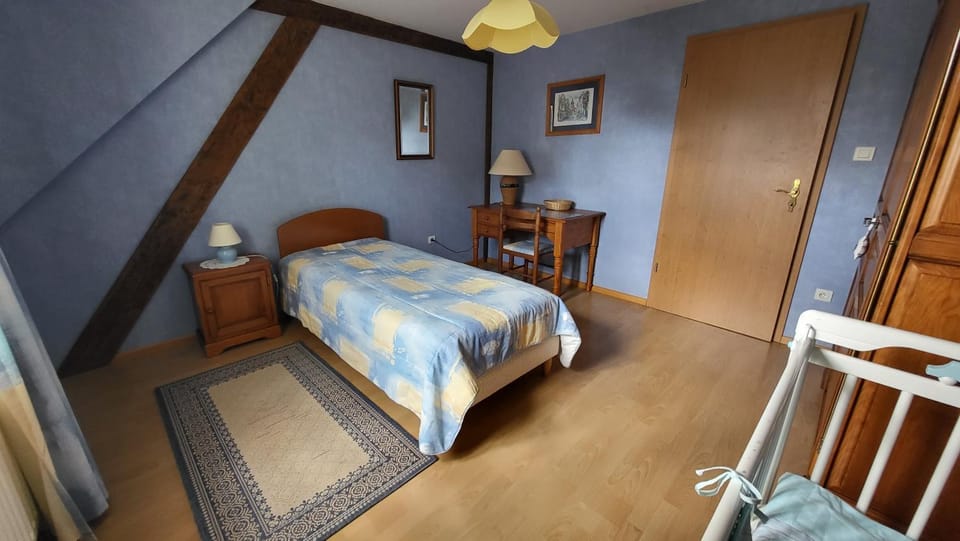 Bed, Photo of the whole room, Bedroom, wardrobe