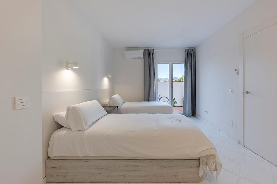 Photo of the whole room, Bedroom