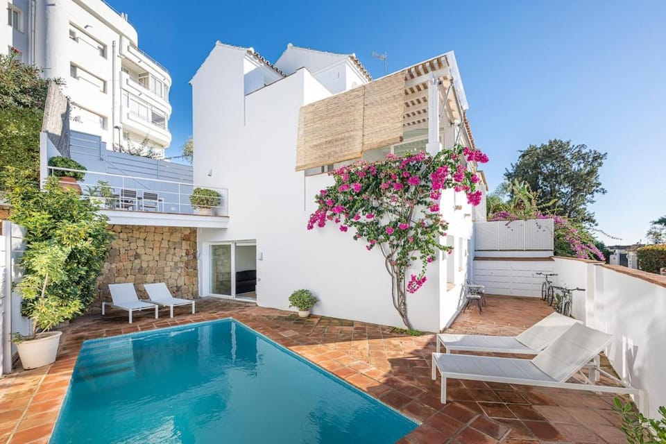 Pool view, Swimming pool, sunbed