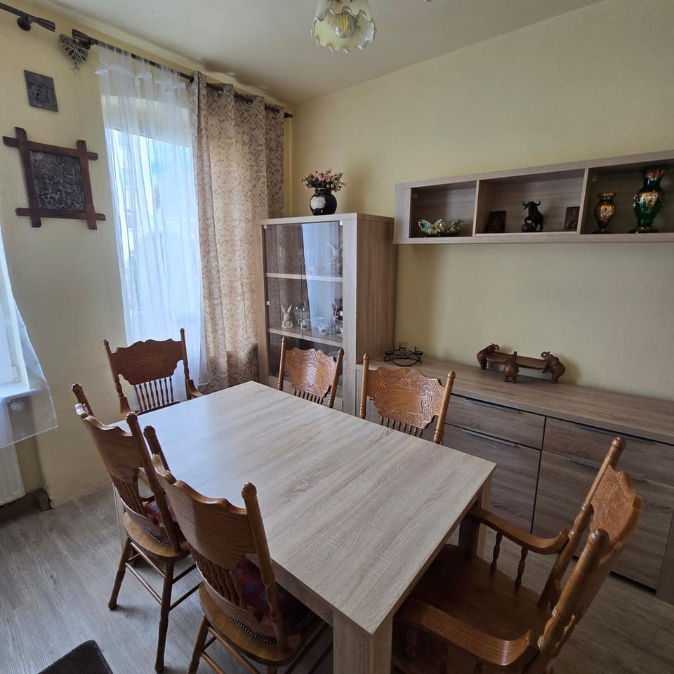 Kitchen or kitchenette, Living room, Seating area, Dining area